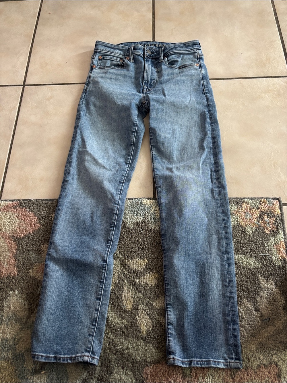 Classic Men's American Eagle Straight-Leg Jeans in Light Blue. Size 28 x 32